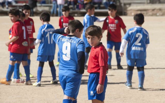 Los equipos biberones se divierten jugando al fútbol - 1, Foto 1