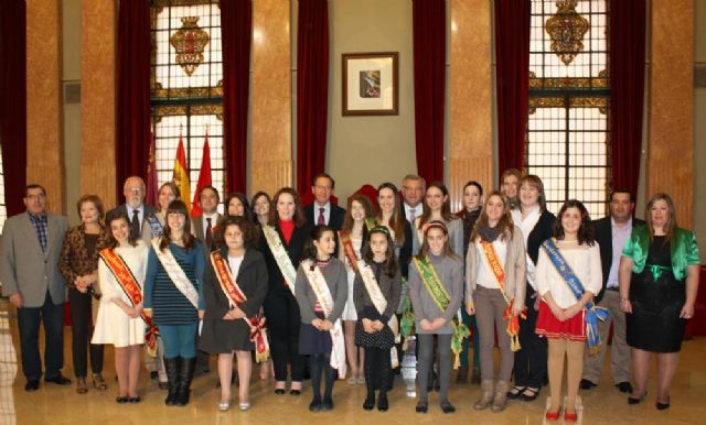 El Alcalde recibe a las quince candidatas a Abanderada Mayor e Infantil de la Fiesta de Moros y Cristianos - 1, Foto 1