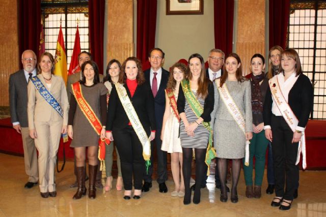 El Alcalde recibe a las quince candidatas a Abanderada Mayor e Infantil de la Fiesta de Moros y Cristianos - 2, Foto 2