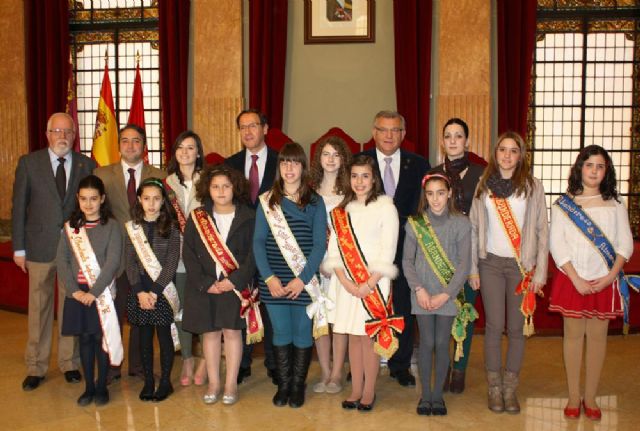 El Alcalde recibe a las quince candidatas a Abanderada Mayor e Infantil de la Fiesta de Moros y Cristianos - 3, Foto 3