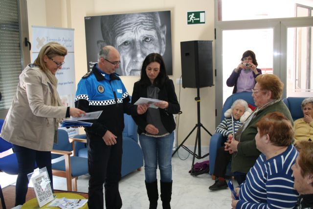 Los usuarios del centro de día reciben las chapas personificadas con el código QR - 1, Foto 1