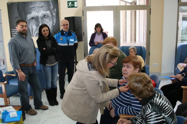 Los usuarios del centro de día reciben las chapas personificadas con el código QR - 4, Foto 4