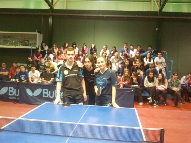 El tenis de mesa engancha a los alumnos de Salesianos - 2, Foto 2