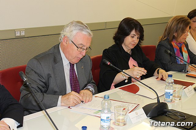 La alcaldesa de Totana y el rector de la Universidad de Murcia firman un convenio de colaboracin - 14