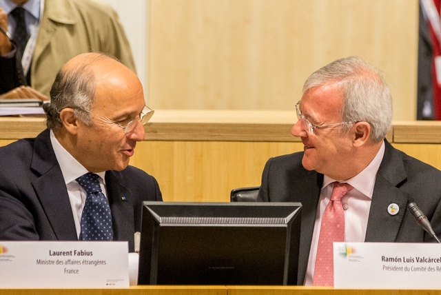 En la imagen, el presidente Valcárcel saluda al ministro de Asuntos Exteriores francés, Laurent Fabius, en la inauguración de la Conferencia de Donantes de Mali., Foto 1