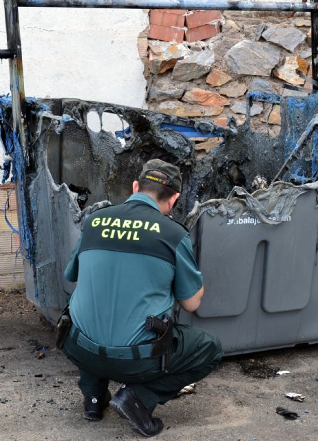 La Guardia Civil detiene a dos personas por quemar mobiliario urbano y causar accidentes de circulación - 2, Foto 2