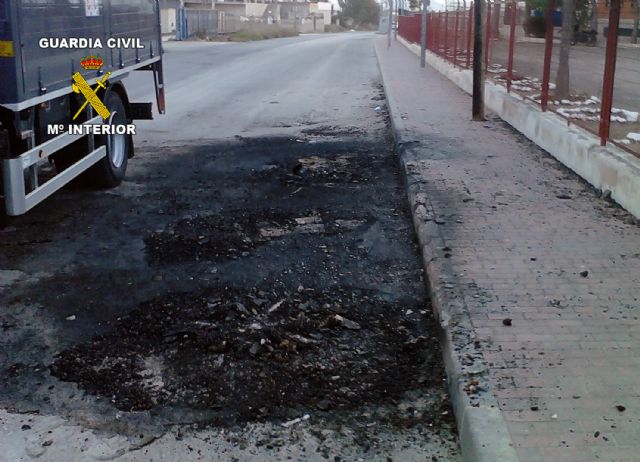 La Guardia Civil detiene a dos personas por quemar mobiliario urbano y causar accidentes de circulación - 3, Foto 3