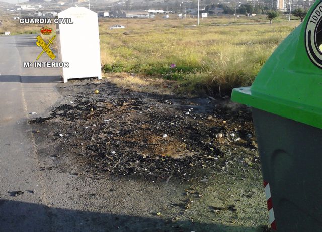 La Guardia Civil detiene a dos personas por quemar mobiliario urbano y causar accidentes de circulación - 4, Foto 4