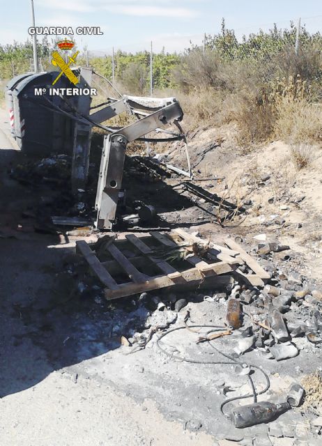 La Guardia Civil detiene a dos personas por quemar mobiliario urbano y causar accidentes de circulación - 5, Foto 5