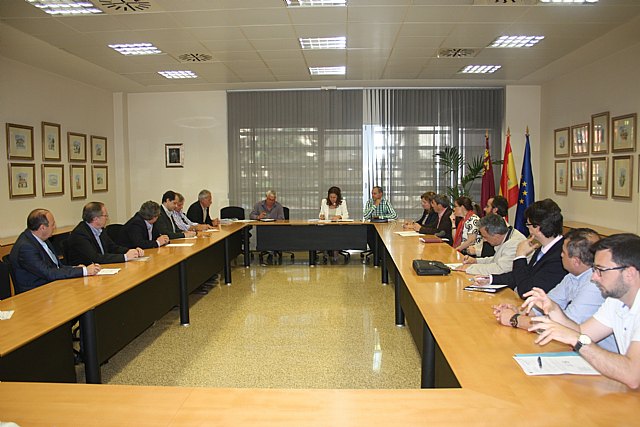 Agricultura informa a los ayuntamientos costeros, entidades y organismos sobre la campaña de control de medusas para este verano en el Mar Menor - 1, Foto 1