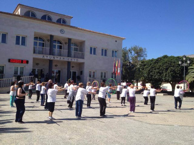 Unas 50 personas practican gerontogimnasia en la Plaza del Ayuntamiento con motivo de la I Semana Saludable - 1, Foto 1