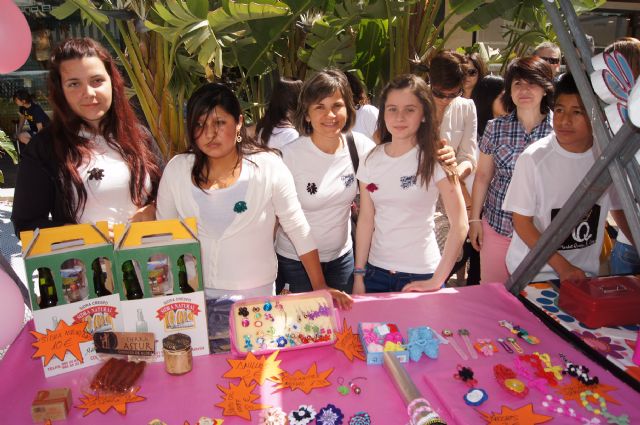 Los alumnos del Colegio Reina Sofía y el IES Prado Mayor promocionan los productos de sus jóvenes empresas en el Minimarket organizado en Murcia, Foto 4