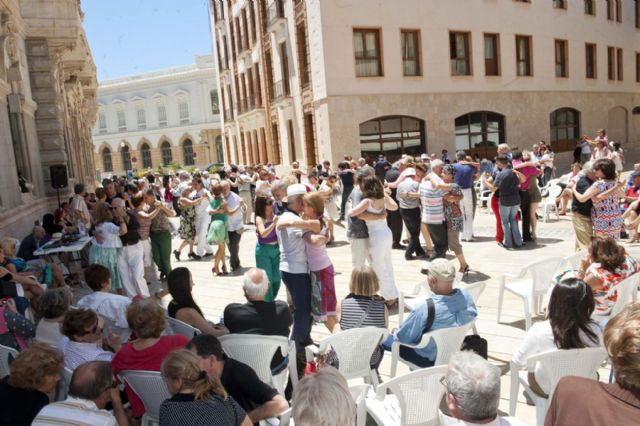 Decenas de parejas bailaron al compás del tango en Cartagena - 1, Foto 1