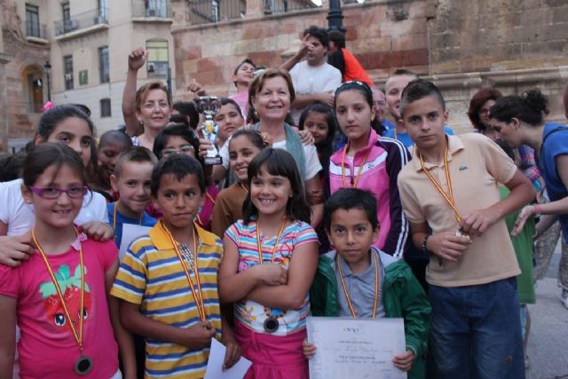 80 alumnos de los 4 colegios de los barrios altos juegan un torneo de ajedrez del programa Aula V en la Plaza de España - 1, Foto 1