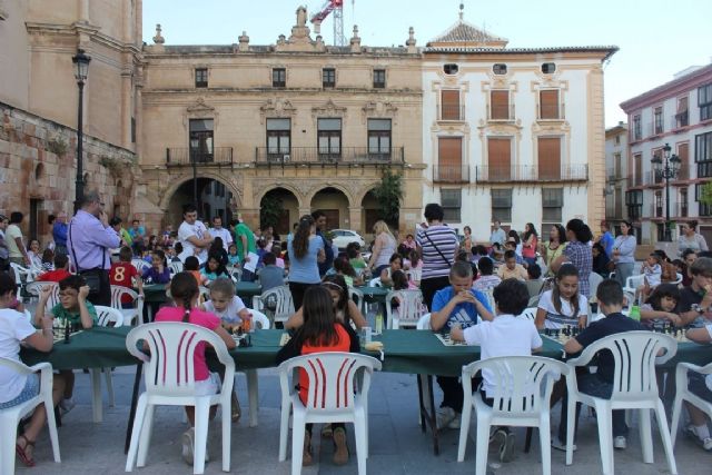 80 alumnos de los 4 colegios de los barrios altos juegan un torneo de ajedrez del programa Aula V en la Plaza de España - 2, Foto 2