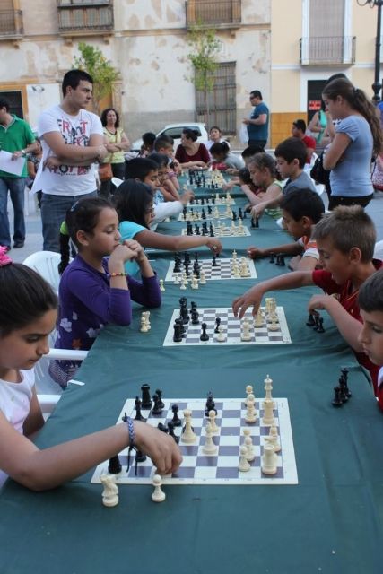 80 alumnos de los 4 colegios de los barrios altos juegan un torneo de ajedrez del programa Aula V en la Plaza de España - 3, Foto 3