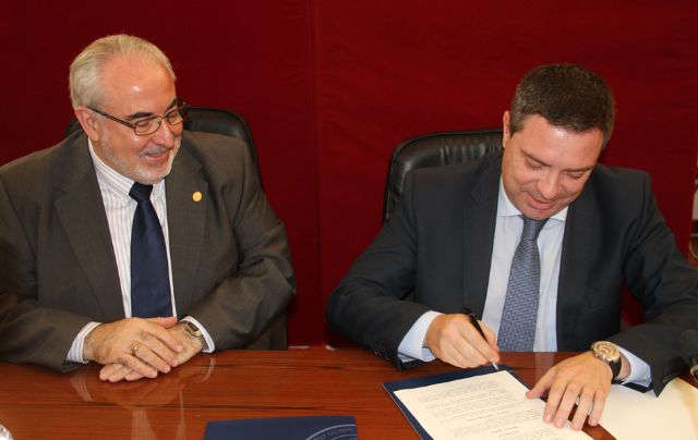 El presidente de la UCAM, José Luis Mendoza durante la firma del convenio de colaboración con La Manga Club - 1, Foto 1