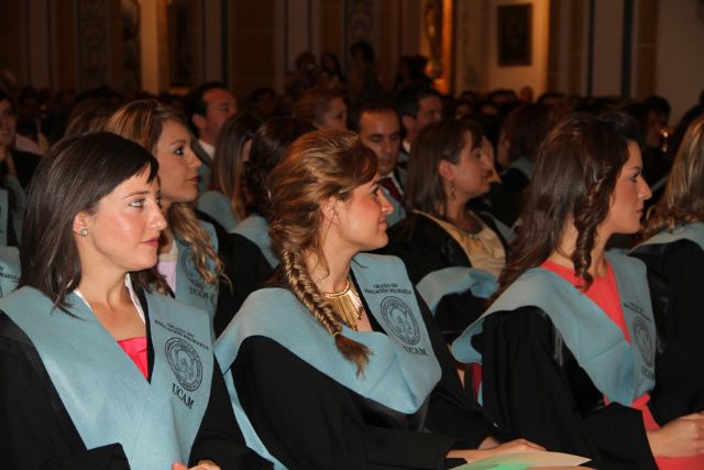 Acto de Imposición de Becas y Entrega de Diplomas a los alumnos de la I Promoción del Grado en Educación Primaria (Grupos A y B) de la UCAM - 1, Foto 1