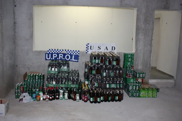 La Policía Local de Lorca interviene en dos comercios 1.370 bebidas alcohólicas venderlas fuera del horario establecido - 1, Foto 1