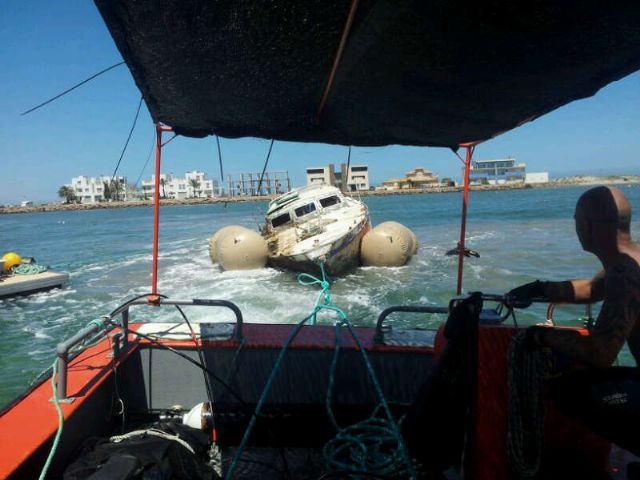 Protección Civil, Capitanía Marítima y SASEMAR descontaminan y trasladan un barco siniestrado en Playa Chica de La Manga - 2, Foto 2
