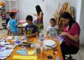 Los niños torreños se divierten en los talleres de manualidades de verano