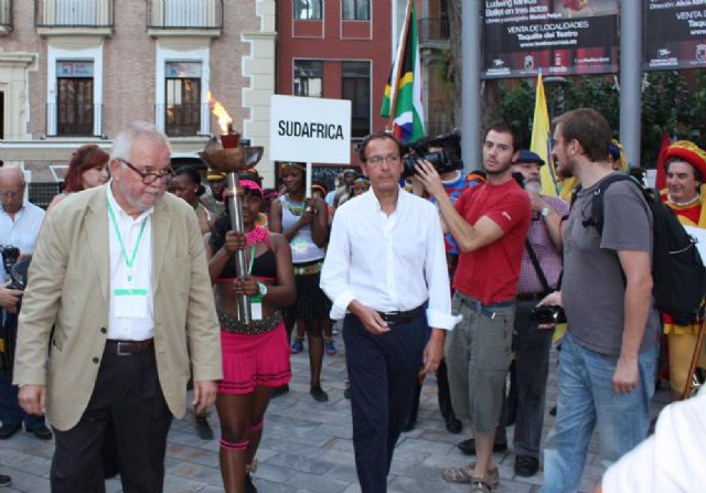 La Antorcha de la Amistad iluminará la Plaza del Romea hasta el próximo viernes - 2, Foto 2