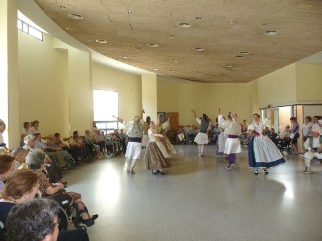 El Festival Internacional de Folclore del Mediterráneo llega a la residencia ´Obispo Javier Azagra´ - 1, Foto 1