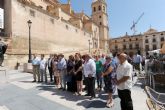 El Ayuntamiento guarda un minuto de silencio por las vctimas del accidente ferroviario en Santiago de Compostela