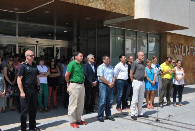 El Ayuntamiento de San Javier guarda un minuto de silencio en memoria de las víctimas del accidente de Santiago - 2, Foto 2