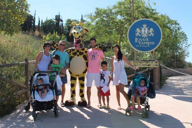 El jugador del Real Murcia Club de Fútbol, Miguel Albiol, visita el parque acuático de Terra Natura Murcia - 1, Foto 1