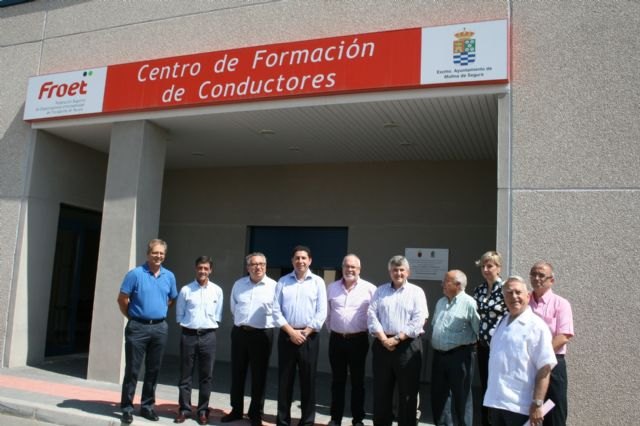 El consejero de Obras Públicas y Ordenación del Territorio, Antonio Sevilla, y el director general de Transportes y Puertos, Antonio Sánchez-Solís, en una imagen de la visita realizada al Centro de Formación de Conductores de FROET el pasado año., Foto 1