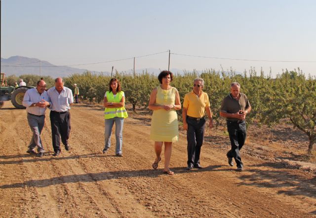 El consejero de Agricultura y Agua y la alcaldesa de Puerto Lumbreras supervisan las obras de mejora en caminos rurales de la pedanía de La Estación-Esparragal - 1, Foto 1