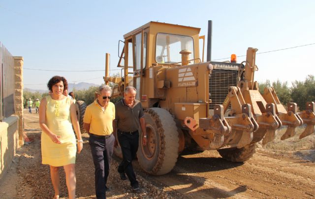 El consejero de Agricultura y Agua y la alcaldesa de Puerto Lumbreras supervisan las obras de mejora en caminos rurales de la pedanía de La Estación-Esparragal - 2, Foto 2