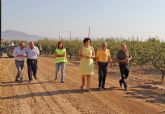 El consejero de Agricultura y Agua y la alcaldesa de Puerto Lumbreras supervisan las obras de mejora en caminos rurales de la pedana de La Estacin-Esparragal