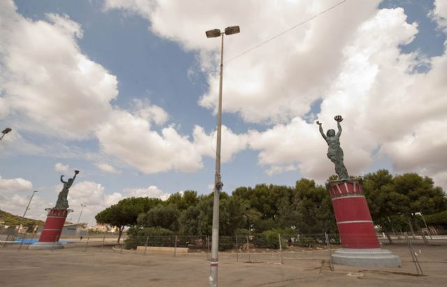 El Ayuntamiento restaura las esculturas de entrada al campamento festero - 4, Foto 4