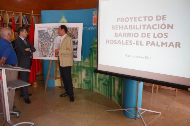 El Alcalde anuncia el inminente comienzo del plan de rehabilitación de Los Rosales - 1, Foto 1