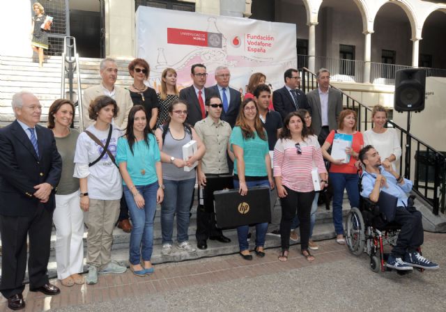 Vodafone entrega equipos informáticos adaptados a estudiantes con discapacidad de la Universidad de Murcia - 1, Foto 1