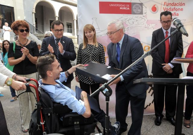 Vodafone entrega equipos informáticos adaptados a estudiantes con discapacidad de la Universidad de Murcia - 2, Foto 2