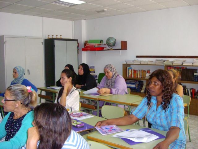 ADLE y Cruz Roja ayudan a buscar empleo a mujeres inmigrantes - 1, Foto 1