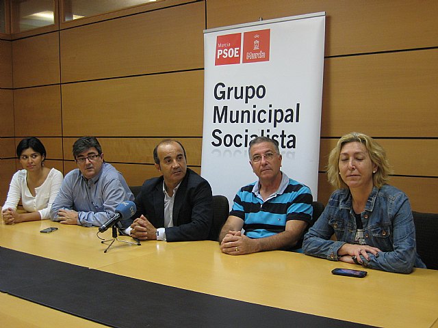 El Grupo Socialista exige la retirada inmediata de las toneladas de tierra vertidas cerca de la rambla de la Ventosa por las obras de la UCAM - 1, Foto 1