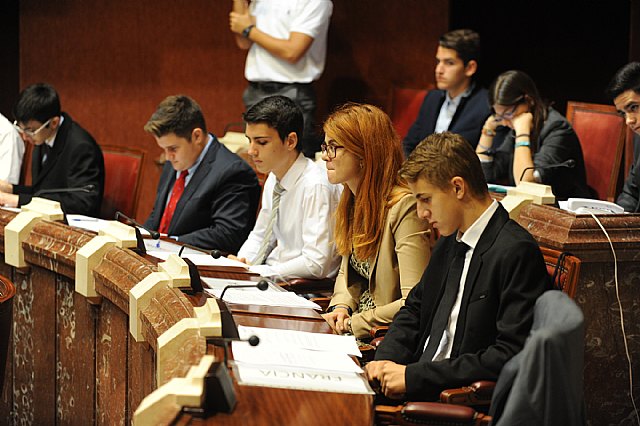 Alumnos de primero de bachillerato aprenden en la Asamblea la importancia de la política y del parlamentarismo - 1, Foto 1