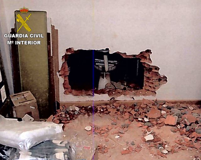 La Guardia Civil desarticula un grupo criminal autor del robo de 25 bancos en Portugal por el procedimiento del butrón - 4, Foto 4