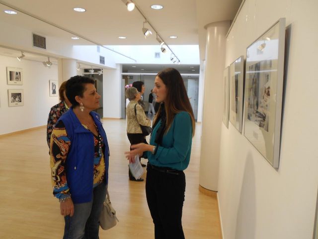 Una exposición muestra el papel de la mujer en los medios de comunicación de la Región - 1, Foto 1