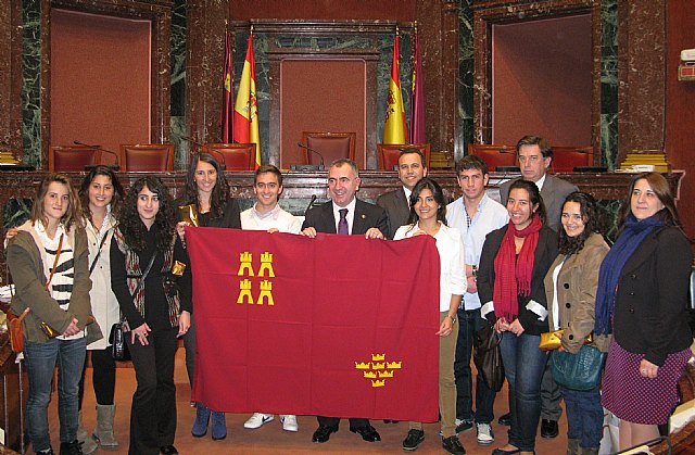 Los estudiantes argentinos del proyecto ´Golondrina´ conocen la estructura, funciones  y actividades legislativas de la Región - 1, Foto 1