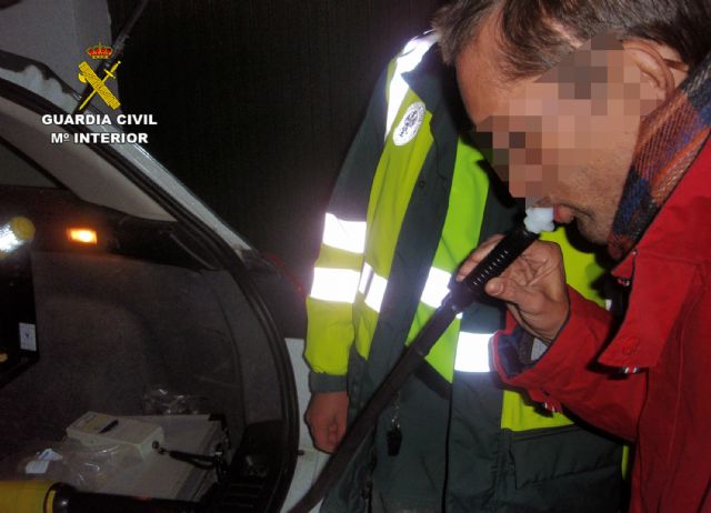 La Guardia Civil despliega un amplio dispositivo de control de alcoholemia en las carreteras de la Región - 2, Foto 2