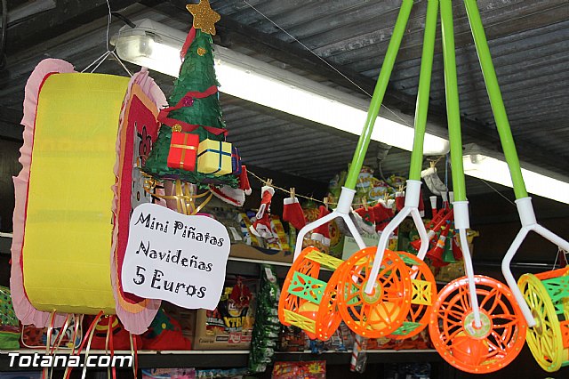 Varios expositores conforman la I Feria de Navidad, instalada en la Plaza de la Balsa Vieja - 17