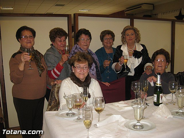 La Asociación de Amas de Casa y Usuarios “Las Tres Avemarías” celebró una comida de convivencias, con motivo de las fiestas navideñas, Foto 2