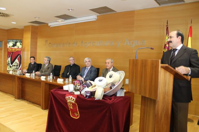 El alcalde recibe en nombre del Ayuntamiento de Jumilla, una distinción del CRDOP Queso de Murcia por su apoyo - 2, Foto 2