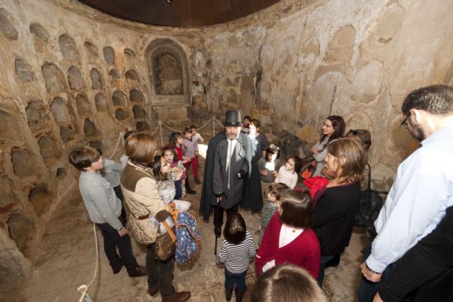 El tacaño Scrooge enseña a los más pequeños la Muralla Púnica - 1, Foto 1