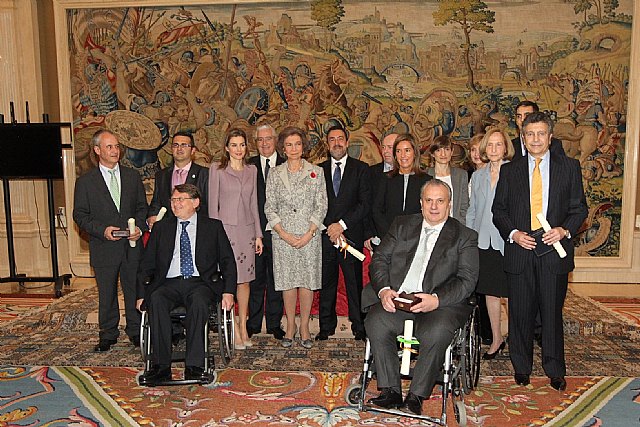 El totanero Juan Carrión, Presidente de FEDER, recoge la Cruz de Oro de la Solidaridad Social de la mano de Su Majestad la Reina Sofía, Foto 3